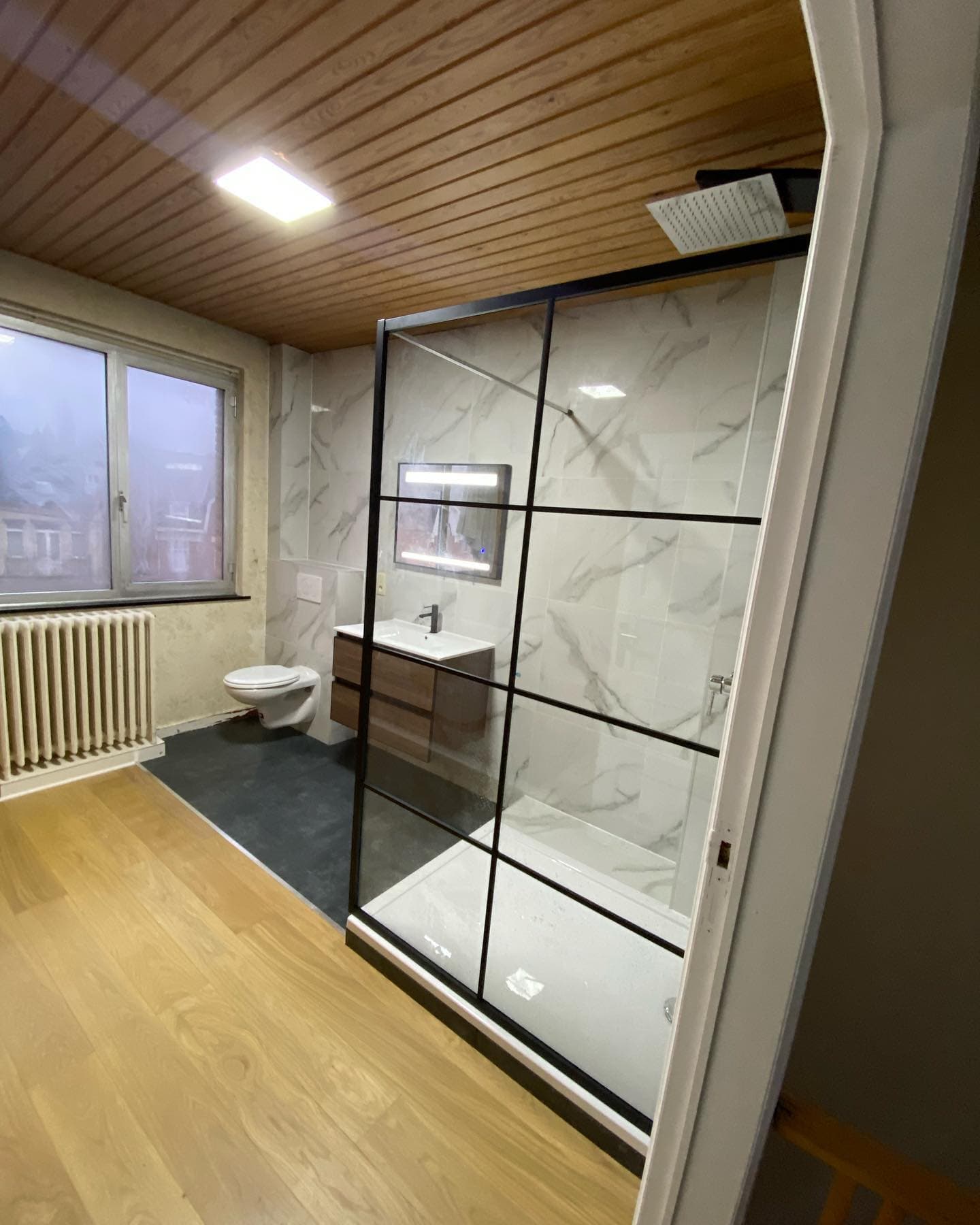 Dezelfde kamer erna: nieuwe badkamer met inloopdouche, marmerlook-tegels en een houten plafond