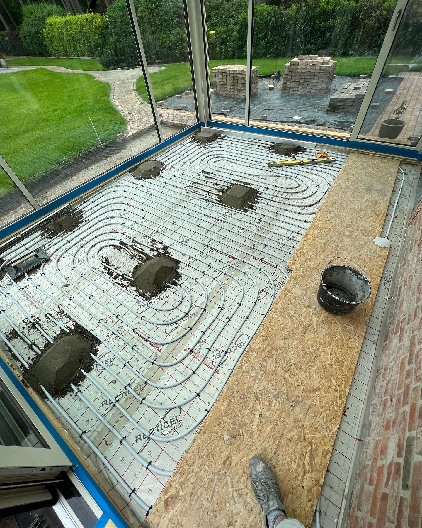 Verandavloer voor het betegelen: vloerverwarmingsbuizen op isolatieplaten